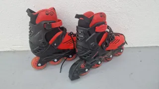 Patines en línea rojos para niños.