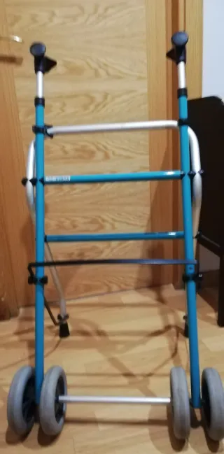 Andador Plegable Azul con Ruedas