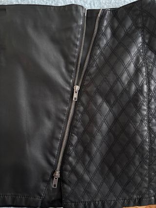 Falda efecto piel negra con cremallera