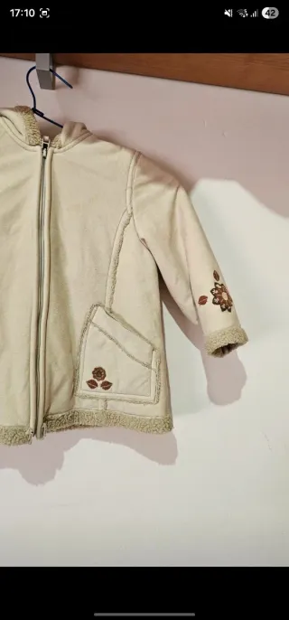 Abrigo infantil beige con bordados