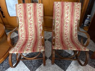 Mecedora antigua de madera y tela