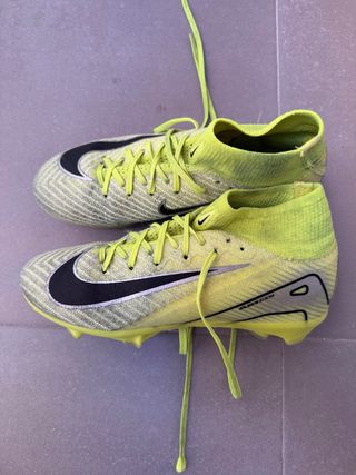 Botas de fútbol Nike verdes y plateadas