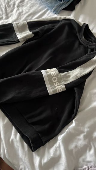 Sudadera negra y gris