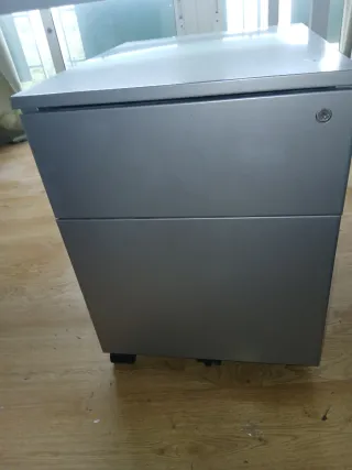 Escritorio de oficina con cajonera y armario