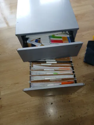 Escritorio de oficina con cajonera y armario