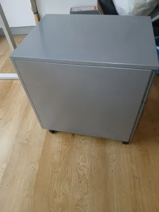 Escritorio de oficina con cajonera y armario