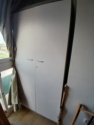 Escritorio de oficina con cajonera y armario