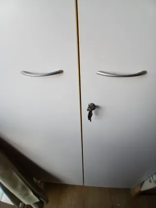 Escritorio de oficina con cajonera y armario