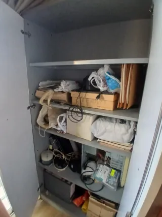 Escritorio de oficina con cajonera y armario