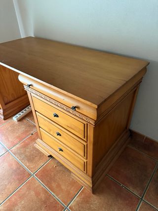 Escritorio de madera de roble