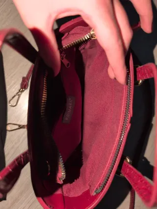 Bolso vino pequeño con asas y hebillas