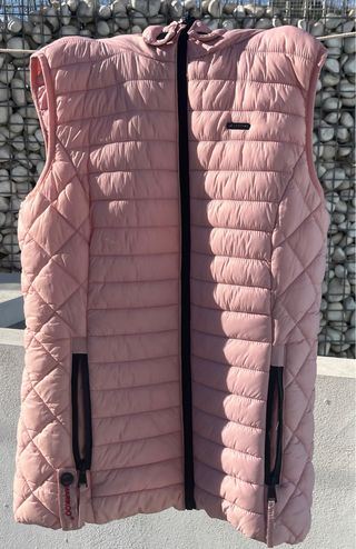 Chaleco acolchado Marikoo rosa con capucha.