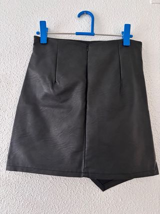 Falda polipiel negra