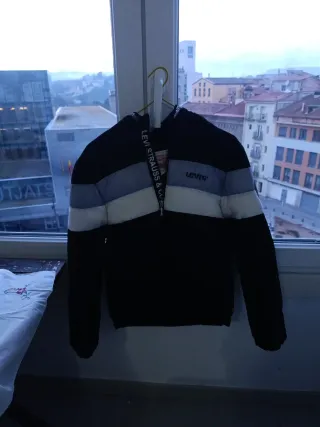 Chaqueta Levi's Negra, Gris y Blanca