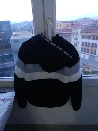 Chaqueta Levi's Negra, Gris y Blanca