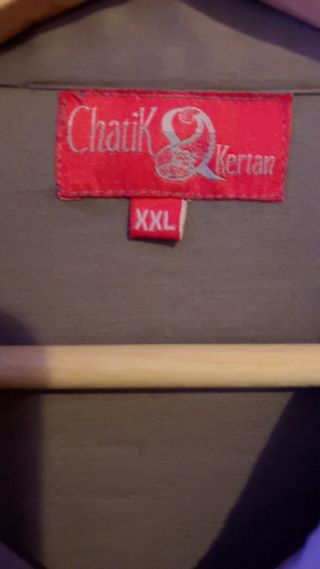 Vestido gris con bordados florales