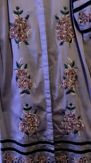 Vestido gris con bordados florales