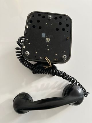 Teléfono antiguo negro de pared