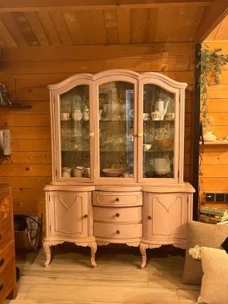 Mueble vitrina restaurado con  mas de 60 años