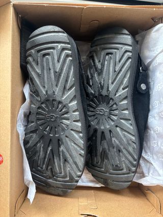 Zuecos UGG Negros Talla 40 tallan un poco grande
