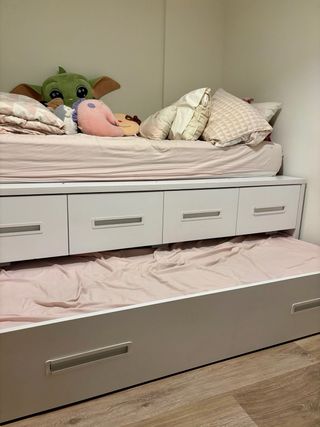 Cama nido con 4 cajones grandes. Se abre otracama.