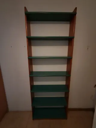 Estantería de madera marrón y verde