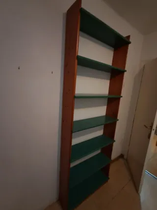 Estantería de madera marrón y verde