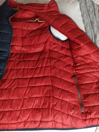 Chaleco acolchado reversible azul y rojo