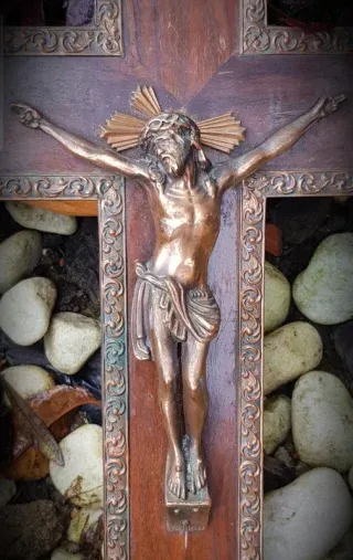 Antiguo Crucifijo de cobre y madera