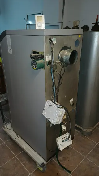 Caldaia Ferroli Atlas a gasolio con serbatoio metallico