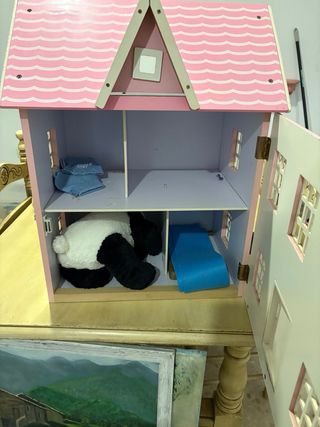 Casa de muñecas de madera rosa