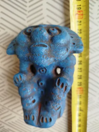 Figura de barro y furgo homenaje indios Taínos.