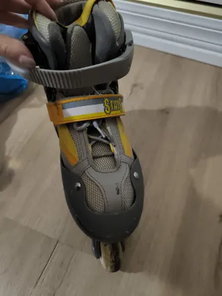 Patines en línea grises y amarillos