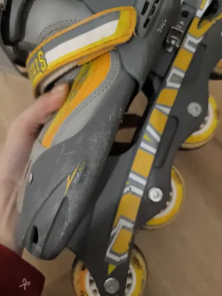 Patines en línea grises y amarillos