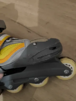 Patines en línea grises y amarillos