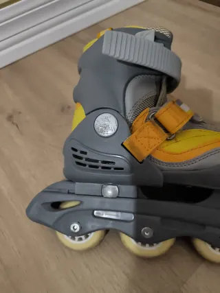 Patines en línea grises y amarillos