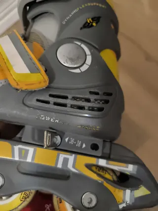 Patines en línea grises y amarillos