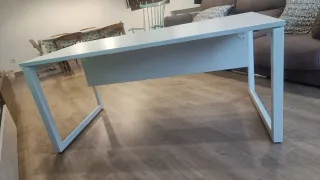 Mesa de escritorio Actiu diseño moderno