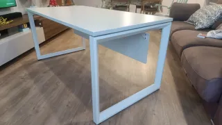 Mesa de escritorio Actiu diseño moderno