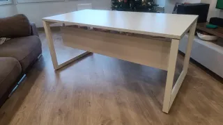 Mesa de escritorio Actiu diseño moderno