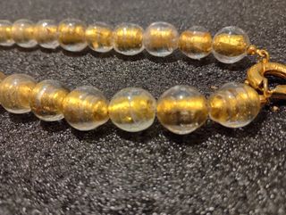 Collana con perle dorate