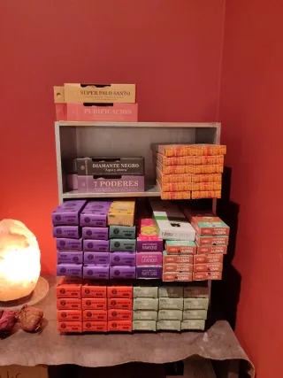 Estantería con inciensos varios