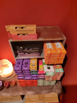 Estantería con inciensos varios