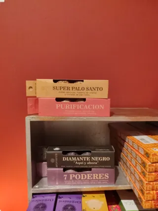 Estantería con inciensos varios