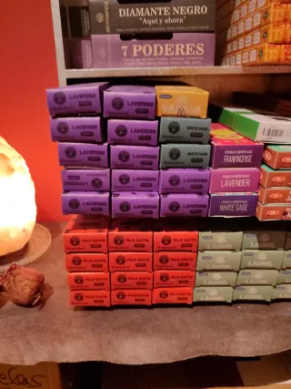 Estantería con inciensos varios