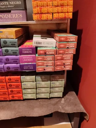 Estantería con inciensos varios