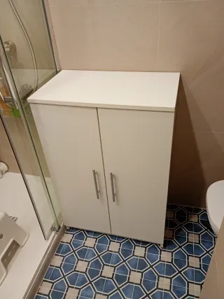 Armario blanco con baldas de madera