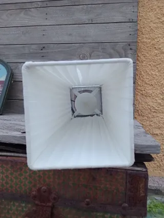 Lámpara de pie de tela y metal moderna