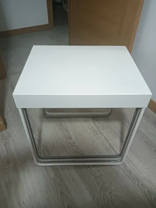 Mesas auxiliares apilables metálicas