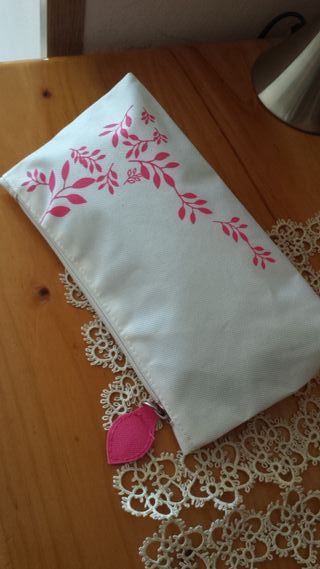 NUEVO bonito neceser blanco floreado